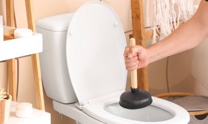 Các mẹo thông tắc bồn cầu nhanh bất ngờ trong 5 phút