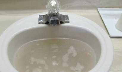 Lavabo bị nghẹt do tóc làm thế nào để thông tắc?