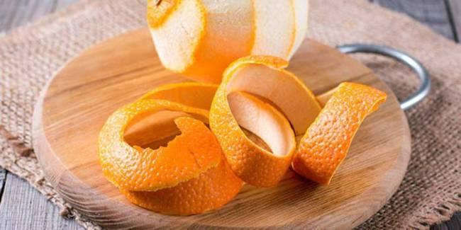 Khử m&ugrave;i khai bằng vỏ qu&yacute;t, cam, bưởi