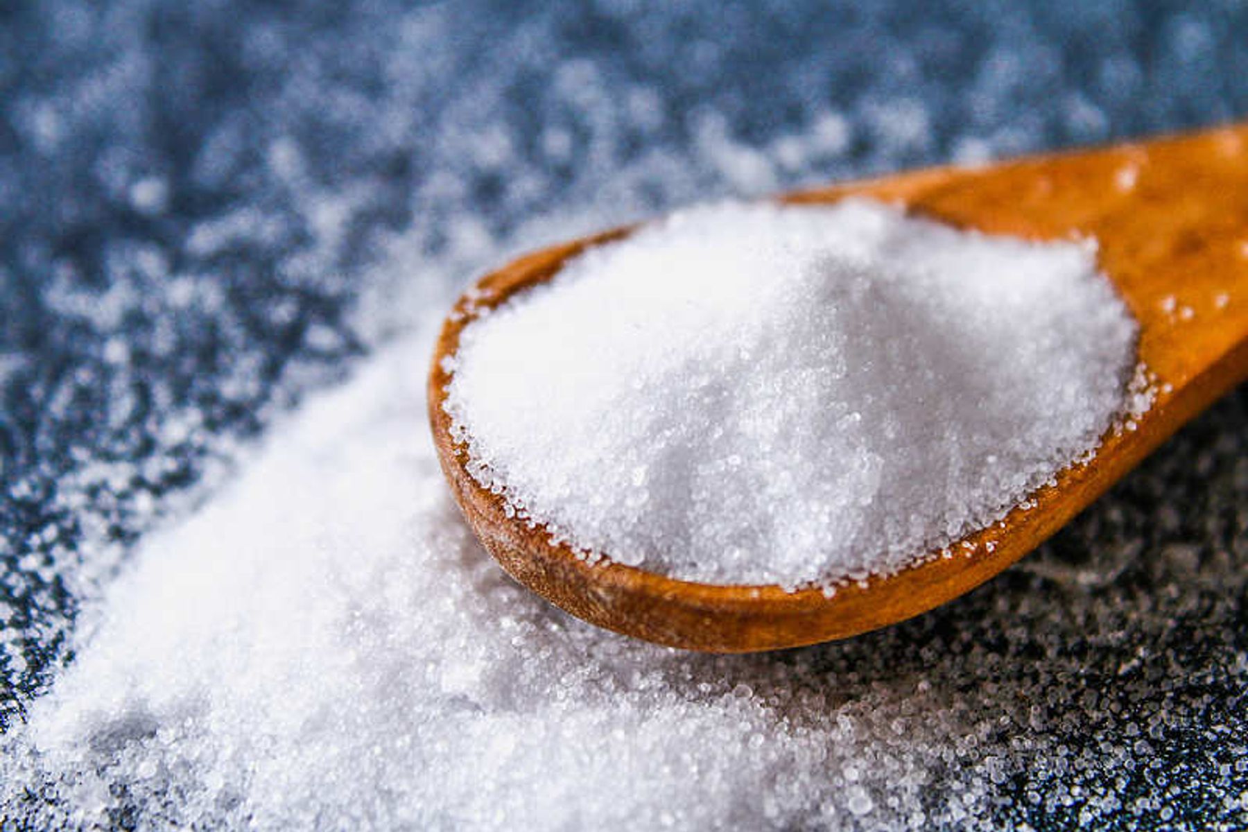 Tẩy trắng bồn cầu ố v&agrave;ng bằng