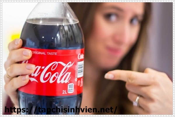 Loại bỏ vết ố bồn cầu bằng coca cola