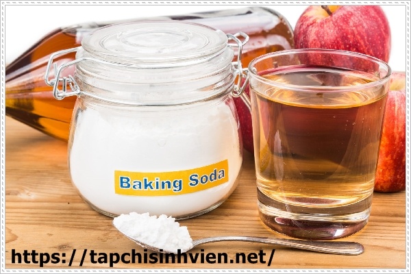 Loại bỏ vết ố bồn cầu bằng baking soda v&agrave; giấm