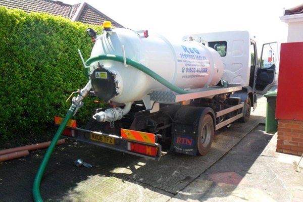 Thu&ecirc; dịch vụ h&uacute;t hầm cầu chuy&ecirc;n nghiệp, gi&aacute; rẻ, uy t&iacute;n