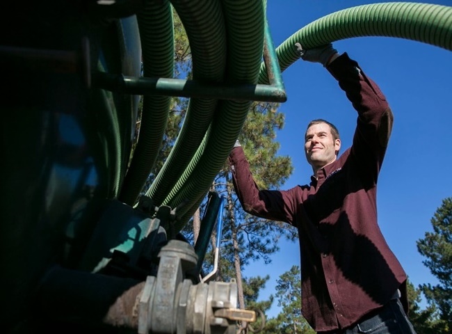 Đơn vị h&uacute;t hầm cầu quận 10 phục vụ kh&aacute;ch h&agrave;ng 24/7