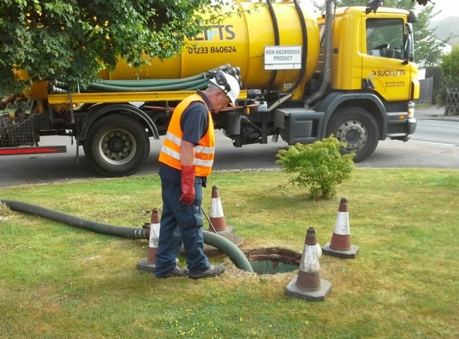 Dịch vụ h&uacute;t hầm cầu quận 10 c&oacute; nh&acirc;n vi&ecirc;n lu&ocirc;n tận t&acirc;m với nghề