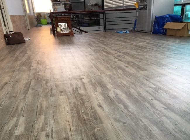 C&aacute;ch vệ sinh s&agrave;n nh&agrave; Vinyl