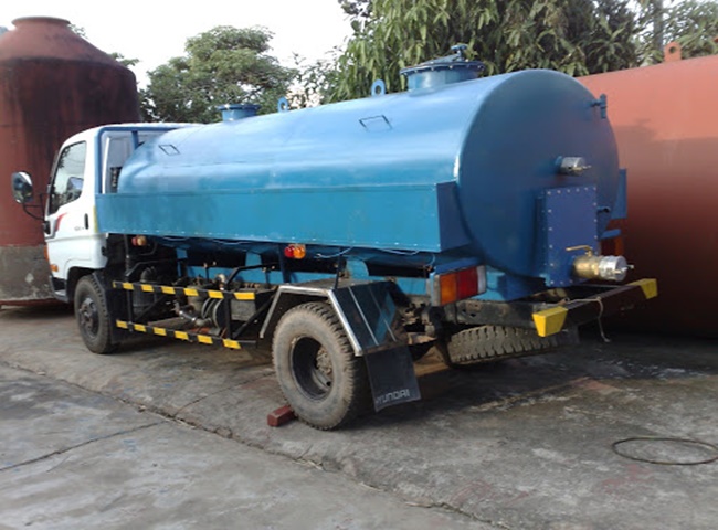 Xe vận chuyển của h&uacute;t chất thải c&ocirc;ng nghiệp Quận 8