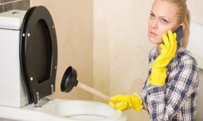 Bồn cầu bị nghẹt không thoát nước phải làm sao?