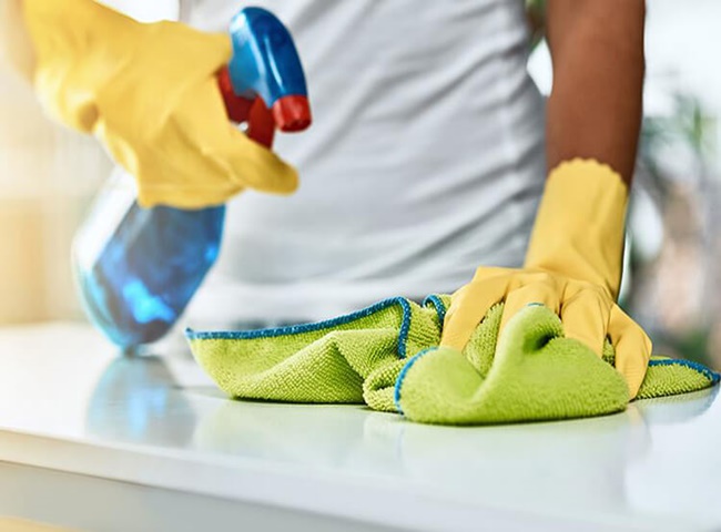 c&aacute;ch l&agrave;m sạch mặt đ&aacute; bếp m&agrave;u trắng