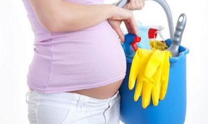 Cách pha nước lau chùi nhà cửa an toàn cho bà bầu từ thiên nhiên