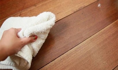 Cách tẩy vết keo 502 dính trên sàn gỗ đơn giản, hiệu quả