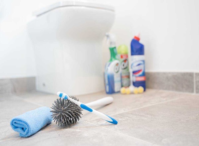 Mẹo vặt tẩy ố v&agrave;ng nh&agrave; vệ sinh hiệu quả