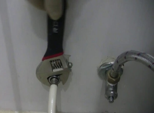 v&ograve;i xịt bồn cầu bị rỉ nước