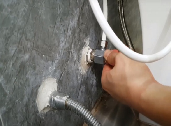 c&aacute;ch sửa v&ograve;i xịt bồn cầu bị rỉ nước
